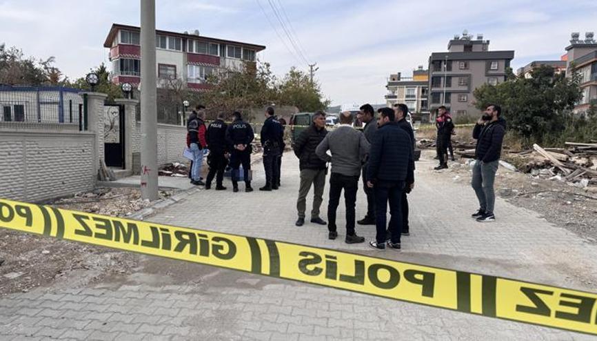 Mersinde vahşet Yeni aldıkları evi temizlemeye giden eşini sokak ortasında başından vurarak öldürdü Mersinde vahşet Yeni aldıkları evi temizlemeye giden eşini sokak ortasında başından vurarak öldürdü