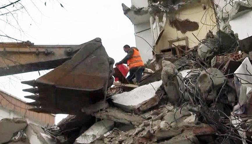 Bina yıkımında işçilerin bayrak hassasiyeti: Çalışmayı durdurup aldılar Bina yıkımında işçilerin bayrak hassasiyeti: Çalışmayı durdurup aldılar