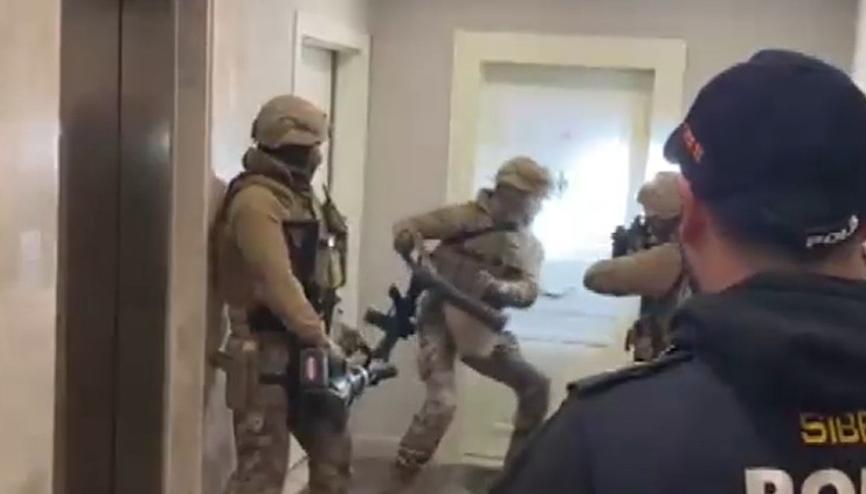 Kendilerini öğrenci olarak tanıtmışlar... Beylikdüzünde finans evi olarak kullanılan adrese operasyon Kendilerini öğrenci olarak tanıtmışlar... Beylikdüzünde finans evi olarak kullanılan adrese operasyon