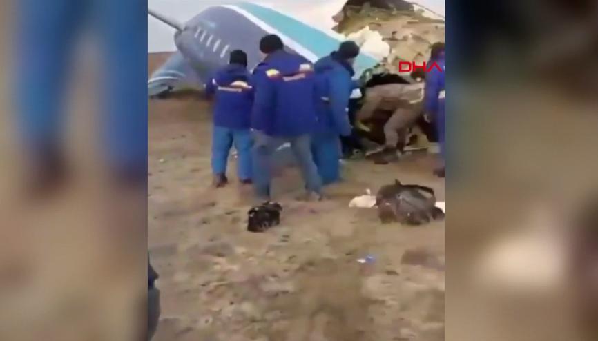 Kazakistan’da düşen yolcu uçağından kurtulan yolcular böyle görüntülendi