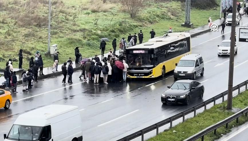 İstanbulda viyadük düzenleme çalışması metro hattındaki yolcuları mağdur etti