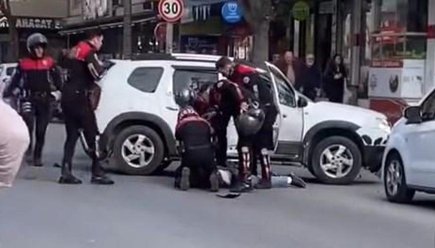 Polisin Dur ihtarına uymayan sürücü Esenyurttan Avcılara kadar kaçtı, polisler aracın camlarını kırarak şüpheliyi etkisiz hale getirdi Polisin Dur ihtarına uymayan sürücü Esenyurttan Avcılara kadar kaçtı, polisler aracın camlarını kırarak şüpheliyi etkisiz hale getirdi