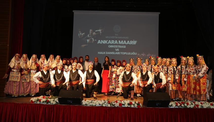 Ankara Maarif Orkestrası Halk Dansları Topluluğu Gölbaşı’nda sahnede... Her nota bu toprakların hikâyesini anlatıyor Ankara Maarif Orkestrası Halk Dansları Topluluğu Gölbaşı’nda sahnede... Her nota bu toprakların hikâyesini anlatıyor