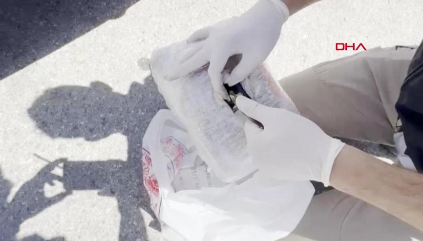 Otomobilde ‘Barbara’ ile aramada yedek lastik kısmından 2 kilo esrar çıktı Otomobilde ‘Barbara’ ile aramada yedek lastik kısmından 2 kilo esrar çıktı