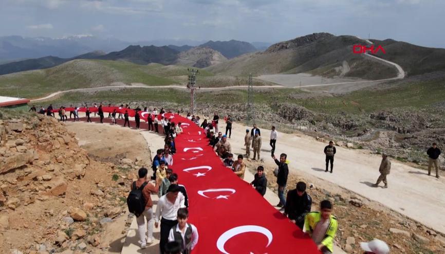 105 çocuk, Cudi Dağı’nda 105 metrelik Türk bayrağıyla yürüdü 105 çocuk, Cudi Dağı’nda 105 metrelik Türk bayrağıyla yürüdü