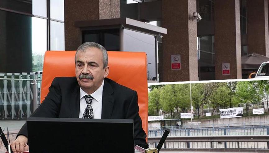 Sırrı Süreyya Önderin sağlık durumu ile ilgili hastaneden açıklama | Hastane önüne bu afişleri astılar Sırrı Süreyya Önderin sağlık durumu ile ilgili hastaneden açıklama | Hastane önüne bu afişleri astılar