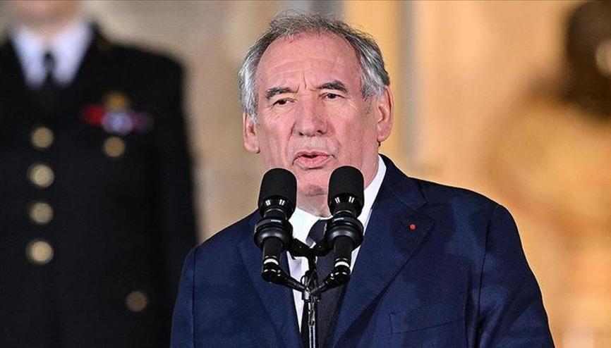 Fransa Başbakanı Bayroudan bir gencin namaz kılarken öldürülmesine tepki Fransa Başbakanı Bayroudan bir gencin namaz kılarken öldürülmesine tepki