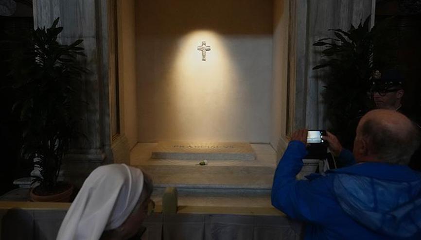 Papa Francisin mezarı ilk kez görüntülendi Papa Francisin mezarı ilk kez görüntülendi
