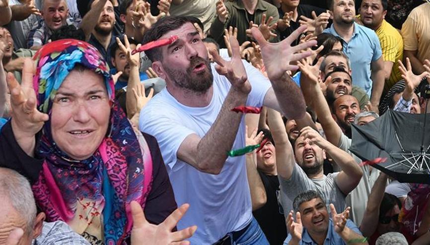 Bütün kent sokaklara indi Cami kubbesinden, balkonlardan ve çatılardan dağıtıldı: Tam 8 ton... Kapmak için şemsiye kullananlar bile vardı Bütün kent sokaklara indi Cami kubbesinden, balkonlardan ve çatılardan dağıtıldı: Tam 8 ton... Kapmak için şemsiye kullananlar bile vardı