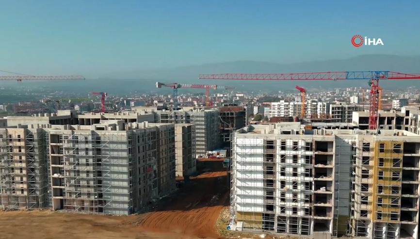 Bakan Kurum, deprem bölgesi klibiyle 1 Mayıs Emek ve Dayanışma Gününü kutladı