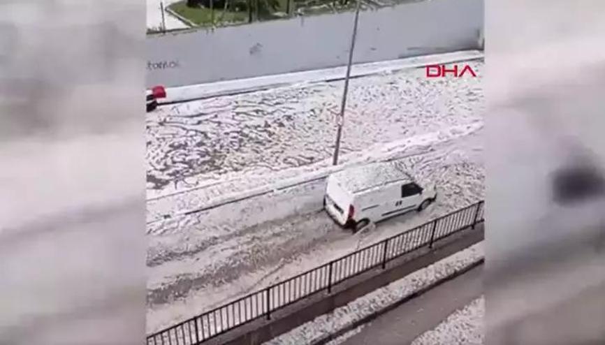 Ankarada sağanak ve dolu yağışı etkili oldu Ankarada sağanak ve dolu yağışı etkili oldu