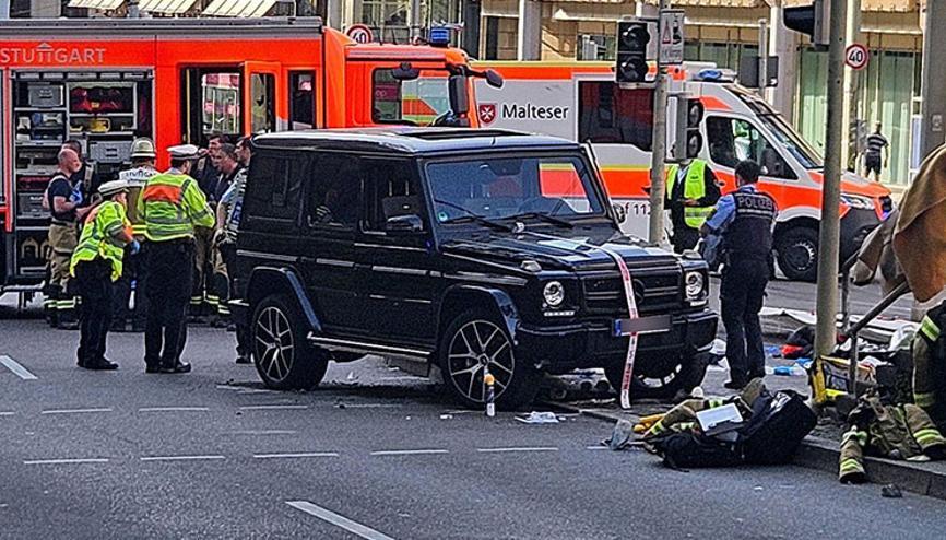 Almanyanın Stuttgart kentinde bir araç kalabalığın arasına daldı