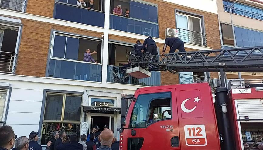 Şüpheli itfaiyecinin, dehşetin yaşandığı eve gelip, gittiği anlara ait görüntüler ortaya çıktı Şüpheli itfaiyecinin, dehşetin yaşandığı eve gelip, gittiği anlara ait görüntüler ortaya çıktı