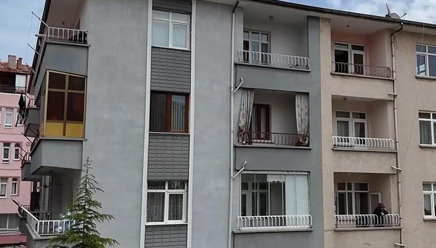 Kiracıdan haber alamayınca çilingirle evine girdi, kan donduran gerçekle karşılaştı Buzdolabı ve dondurucuda poşetler içindeydi... Kiracıdan haber alamayınca çilingirle evine girdi, kan donduran gerçekle karşılaştı Buzdolabı ve dondurucuda poşetler içindeydi...