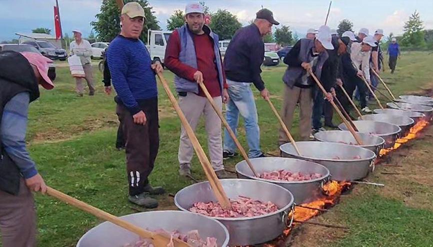 80 yıldır süren geleneği devam ettiriyorlar... Bu yıl rekor kırdılar Etkinliği duyan bu köye koşuyor 80 yıldır süren geleneği devam ettiriyorlar... Bu yıl rekor kırdılar Etkinliği duyan bu köye koşuyor