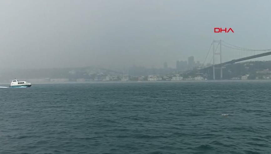 İstanbulda sağanak ve dolu yağışı: Yollar göle döndü, ev ve iş yerlerini su bastı İstanbulda sağanak ve dolu yağışı: Yollar göle döndü, ev ve iş yerlerini su bastı