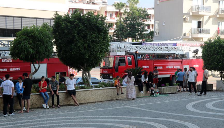 Antalyada 5 yıldızlı otelde yangın paniği Turistler tahliye edildi Antalyada 5 yıldızlı otelde yangın paniği Turistler tahliye edildi