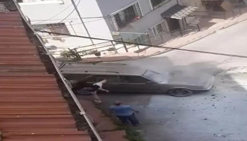 Aracının alev almasına kızıp, camlarını ve aynalarını kırdı Aracının alev almasına kızıp, camlarını ve aynalarını kırdı
