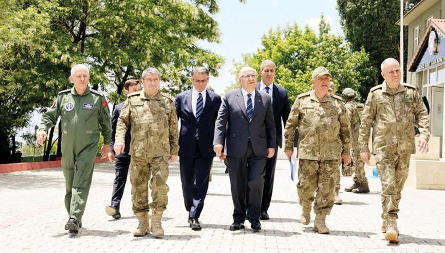 Komutanlarla sıfır noktasında Komutanlarla sıfır noktasında