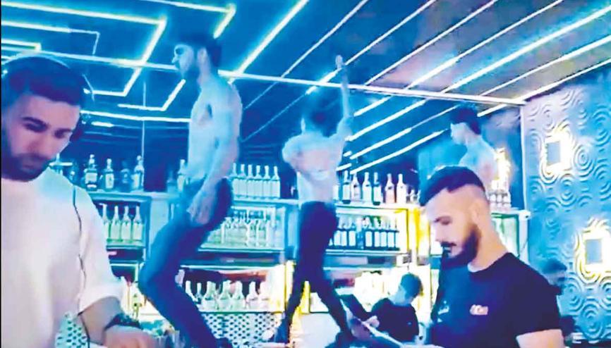 Huysuz Virjin’den çıplak garsonlara ‘Fun Pub’ta dans tartışması Huysuz Virjin’den çıplak garsonlara ‘Fun Pub’ta dans tartışması