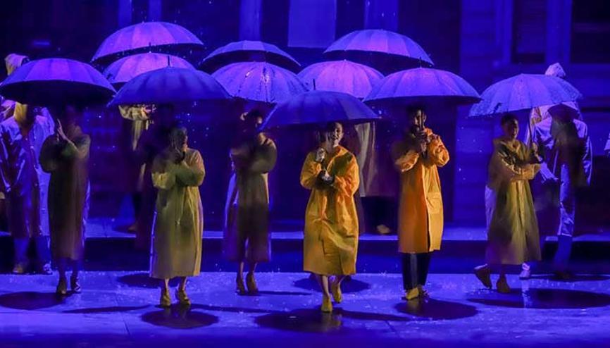 Samsun Kültür Yolu Festivali’nde Türkiye’de bir ilk: “Singin’ in the Rain sahnelendi, sahnede yağmur yağdırıldı Samsun Kültür Yolu Festivali’nde Türkiye’de bir ilk: “Singin’ in the Rain sahnelendi, sahnede yağmur yağdırıldı