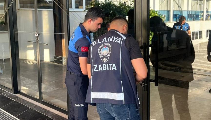 Ne yasa, ne kanun tanıyorlar Aynı işletme 112. kez mühürlendi... Belediye başkanı bile isyan etti: Kabul edilemez Ne yasa, ne kanun tanıyorlar Aynı işletme 112. kez mühürlendi... Belediye başkanı bile isyan etti: Kabul edilemez