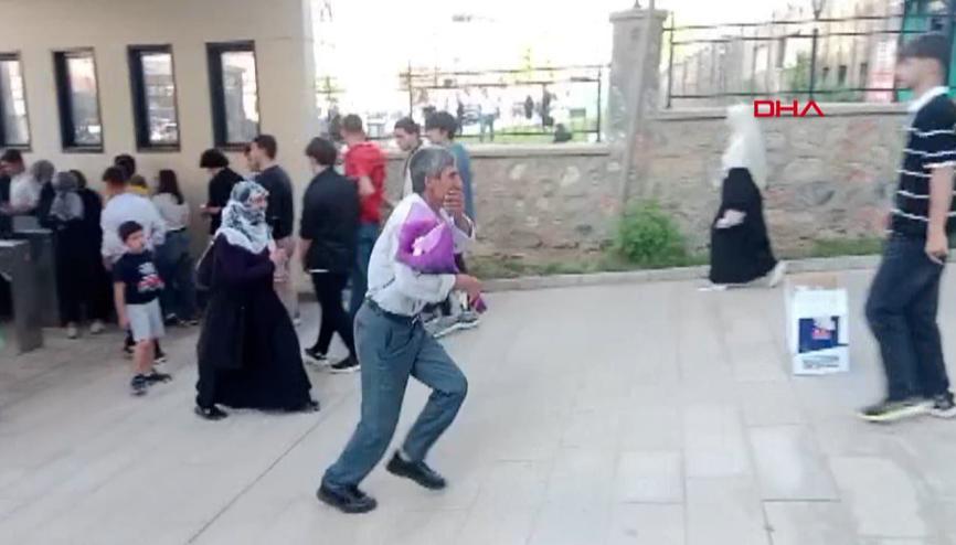 YKS sonrası kızını çiçeklerle karşılayan baba: Dünyanın en güzel anıydı YKS sonrası kızını çiçeklerle karşılayan baba: Dünyanın en güzel anıydı