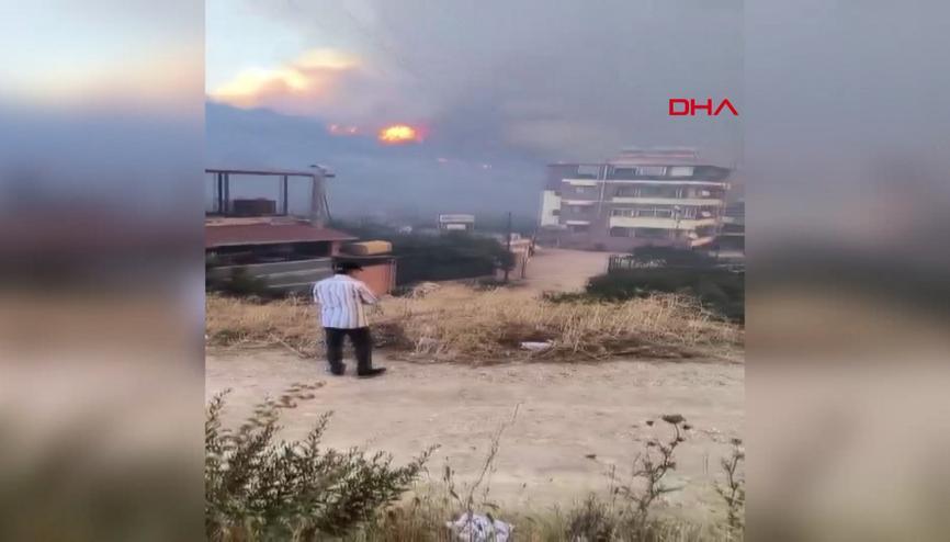 Hatayda orman yangını evlerine sıçrayan vatandaşların zor anları kamerada Hatayda orman yangını evlerine sıçrayan vatandaşların zor anları kamerada
