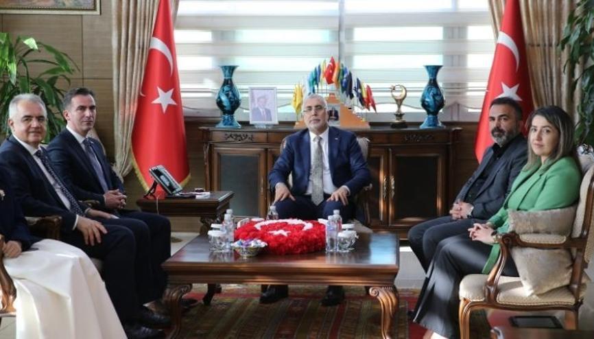 Bakan Işıkhan Bitliste konuştu: Namluların sustuğu yerde makinelerin sesi yükselecek Bakan Işıkhan Bitliste konuştu: Namluların sustuğu yerde makinelerin sesi yükselecek