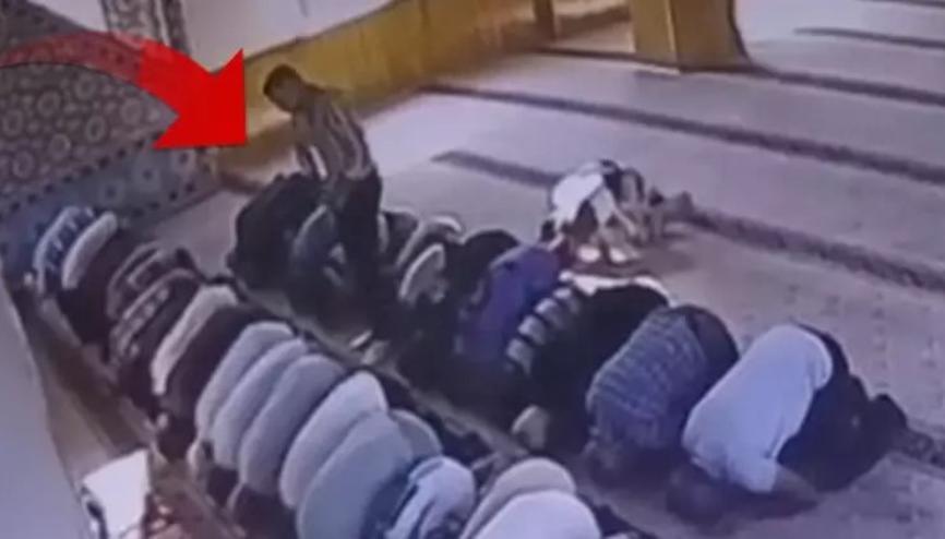 Kayseride camide işlenen cinayetin güvenlik kamerası görüntüleri ortaya çıktı Kayseride camide işlenen cinayetin güvenlik kamerası görüntüleri ortaya çıktı