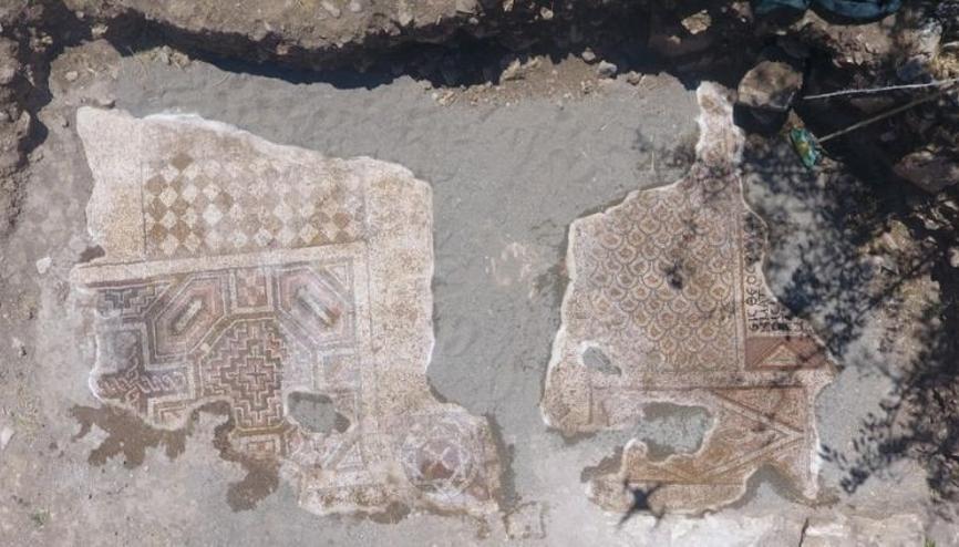 Mezar kazarken mozaik bulundu Haç motifli Davud Yıldızı sembolü dikkat çekti Mezar kazarken mozaik bulundu Haç motifli Davud Yıldızı sembolü dikkat çekti