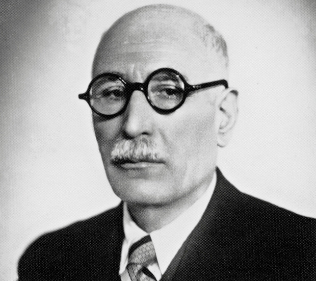 Bir defterin arkasındaki büyük aile