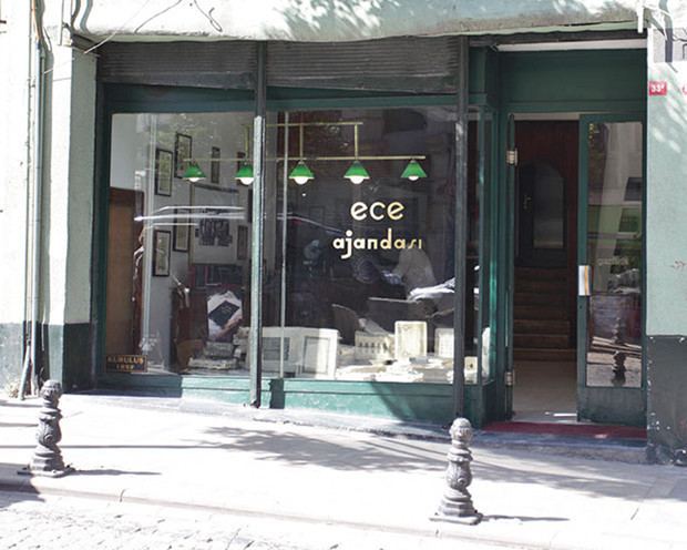 Bir defterin arkasındaki büyük aile