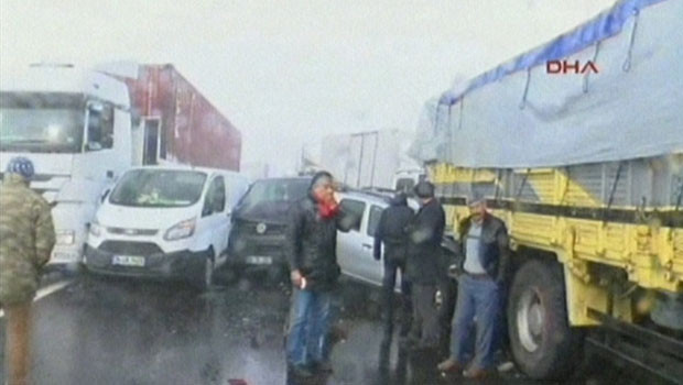 İstanbulda zincirleme kazalar, TEM Otoyolu kapandı: 1 ölü