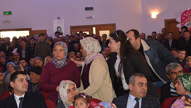 Bakanlar, Ermenekte tapu dağıtımı töreninde protesto edildi