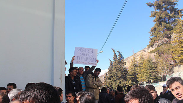 Bakanlar, Ermenekte tapu dağıtımı töreninde protesto edildi