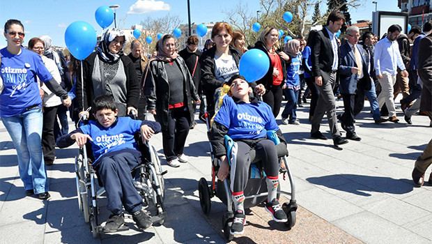Otizmli gençler mavi balonlarla yürüdü