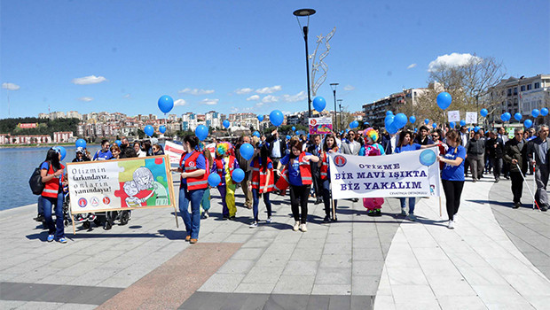 Otizmli gençler mavi balonlarla yürüdü