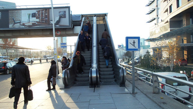 Adı yürüyen kendi yürüten