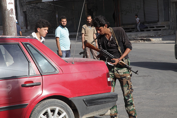 15 yaşında kızları çarmıha geriyorlar