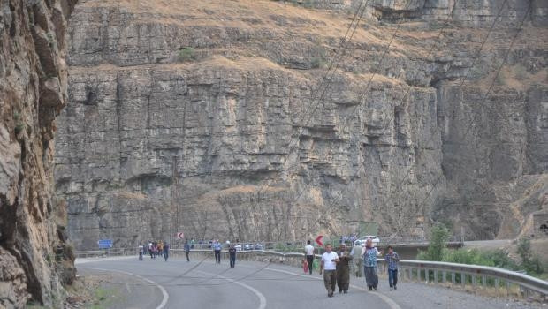 PKK’lıları hendek kazdığı Hakkari-Çukurca yolu hala kapalı