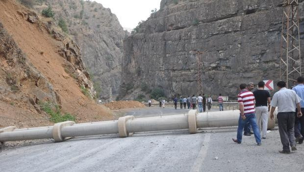 PKK’lıları hendek kazdığı Hakkari-Çukurca yolu hala kapalı