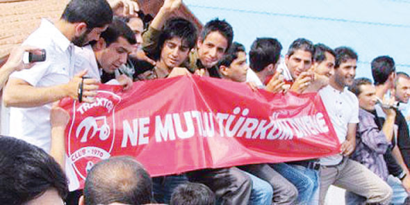 Yel yatar, tufan yatar, yatmaz Tractor bayrağı