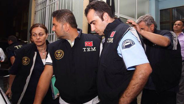 Emniyette 22 ilde eşzamanlı operasyon, resmi kıyafetli polislere de gözaltı