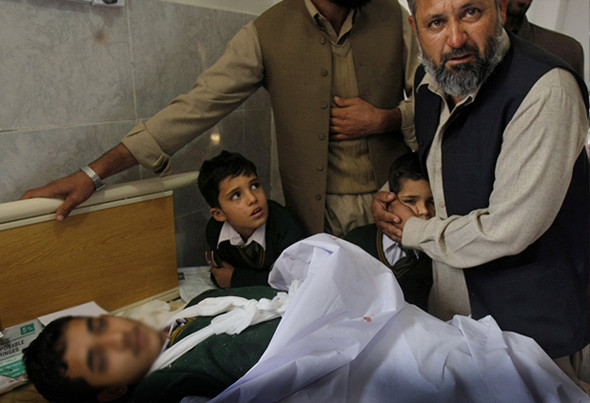 Pakistanda Taliban okul bastı: 148 ölü