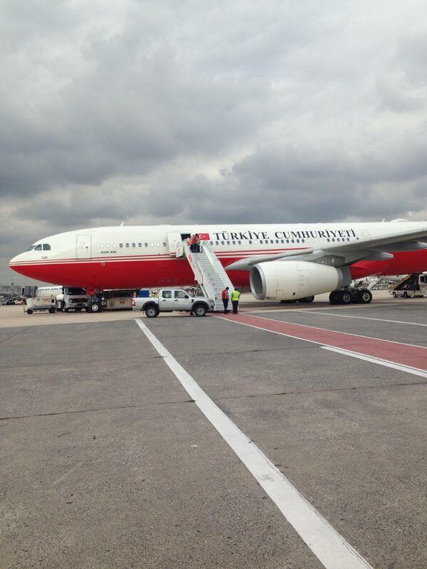 Erdoğanın uçağı kırmızı beyaza boyandı