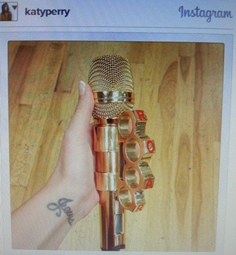 Katy Perryye muştalı mikrofon