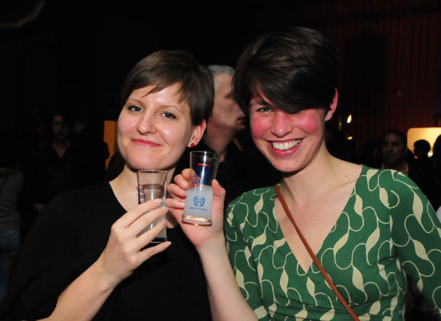 Madonna yerde oturur, Obama et sever