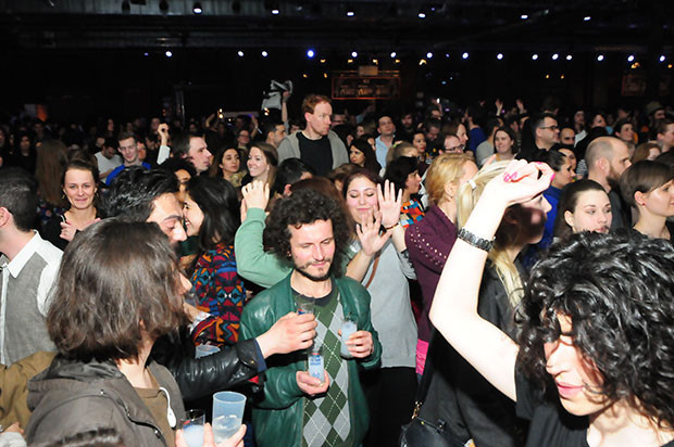 Madonna yerde oturur, Obama et sever