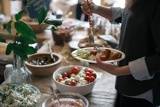 Madonna yerde oturur, Obama et sever